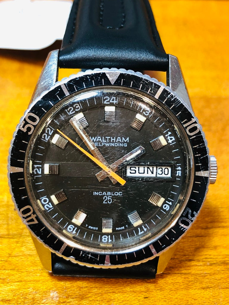 Vintage 1970s Waltham Diver Selfwinding Calendar Wrist Watch